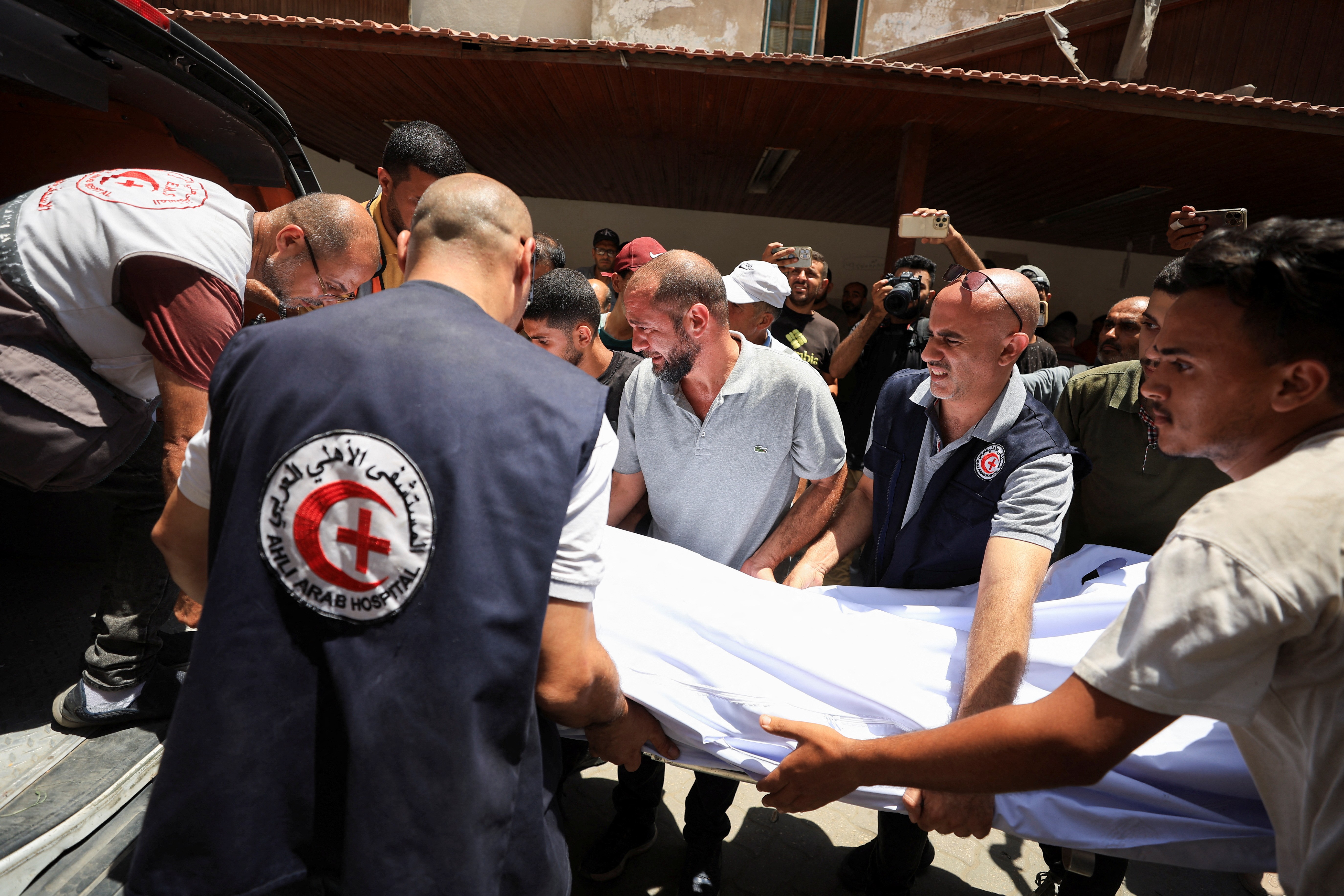 Bombardeio atinge única igreja católica de Gaza e mata 2; Israel investiga incidente