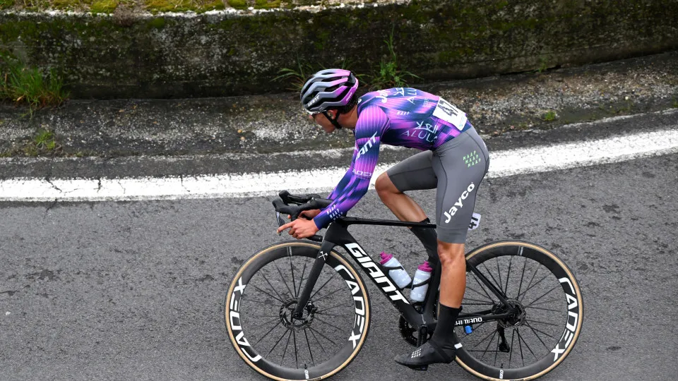 Ciclista de 19 anos morre após cair e bater com cabeça em prova