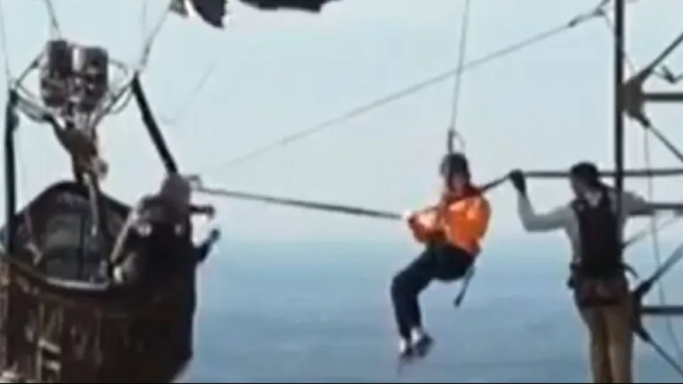 Balão atinge torre e deixa casal preso a 300 metros de altura nos EUA