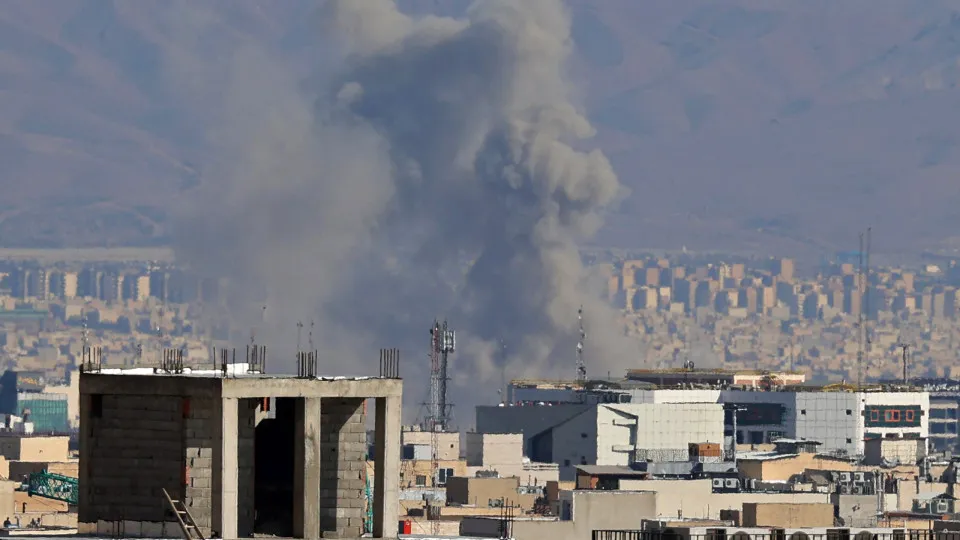 EUA e Israel ampliam ataques em nova fase da guerra no Irã