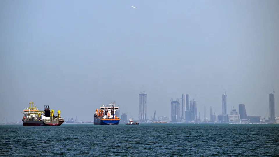 EUA alertam para ataques contra portos civis do Irã no Estreito de Hormuz