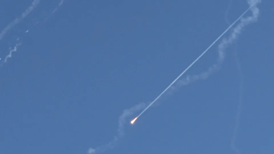 Israel confirmam impacto de mísseis iranianos no centro de Israel