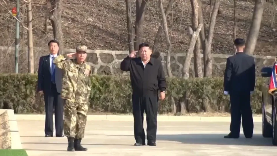 Kim Jong-un assiste enquanto soldados levam marteladas no abdômen; veja