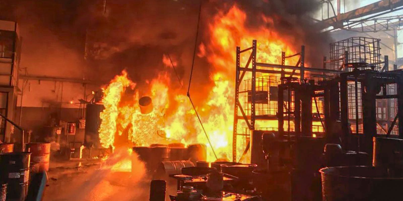 Grande incêndio atinge distribuidora de tintas em Diadema (SP)