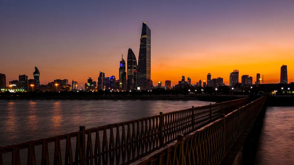 Ataque iraniano danificou centrais de energia e dessalinização no Kuwait