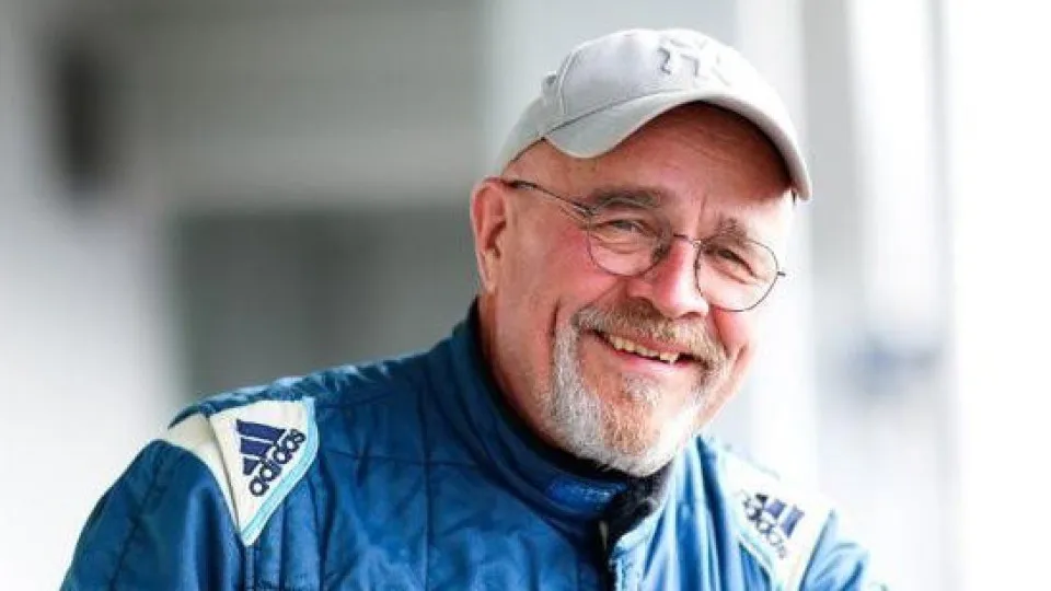 Piloto morre após acidente com sete carros em Nürburgring