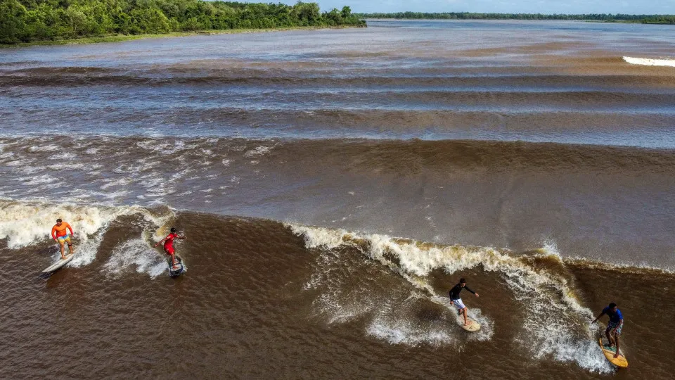 Surfistas pegam onda na pororoca no Pará