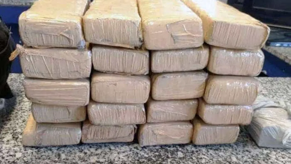 Sri Lanka prende 22 monges com 110 kg de maconha em aeroporto