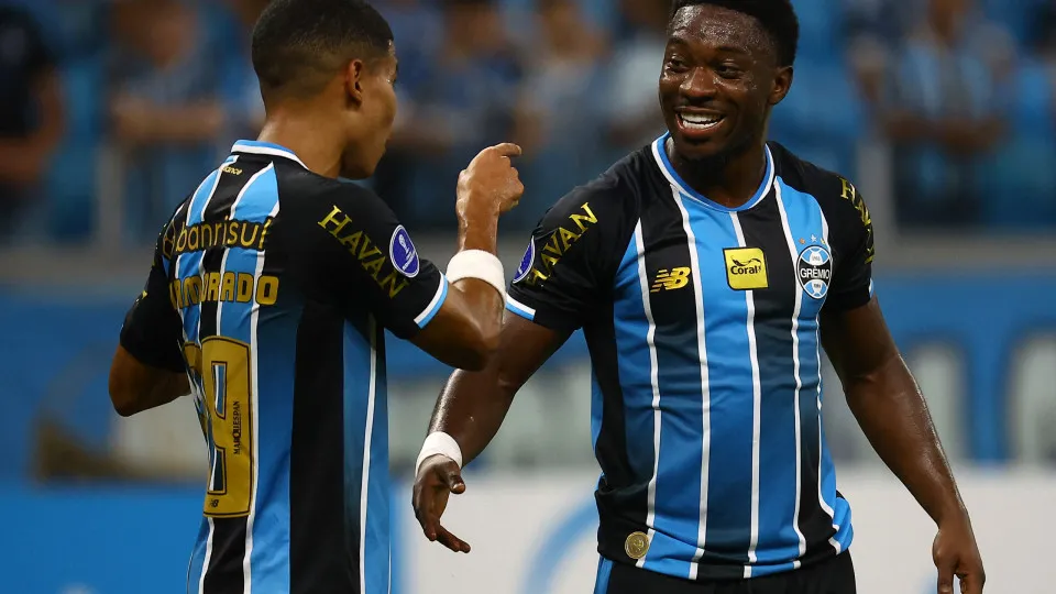 Grêmio se redime de falhas, vira e empurra o Santos para o Z4 do Brasileiro