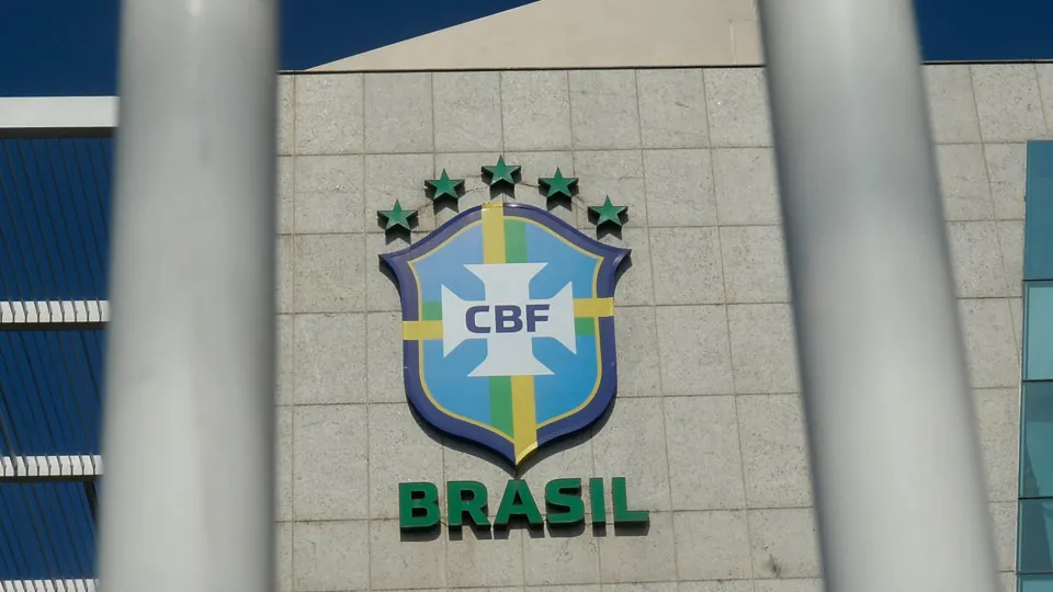 CBF quer acabar com jogos no fim do domingo e às 19h no meio de semana