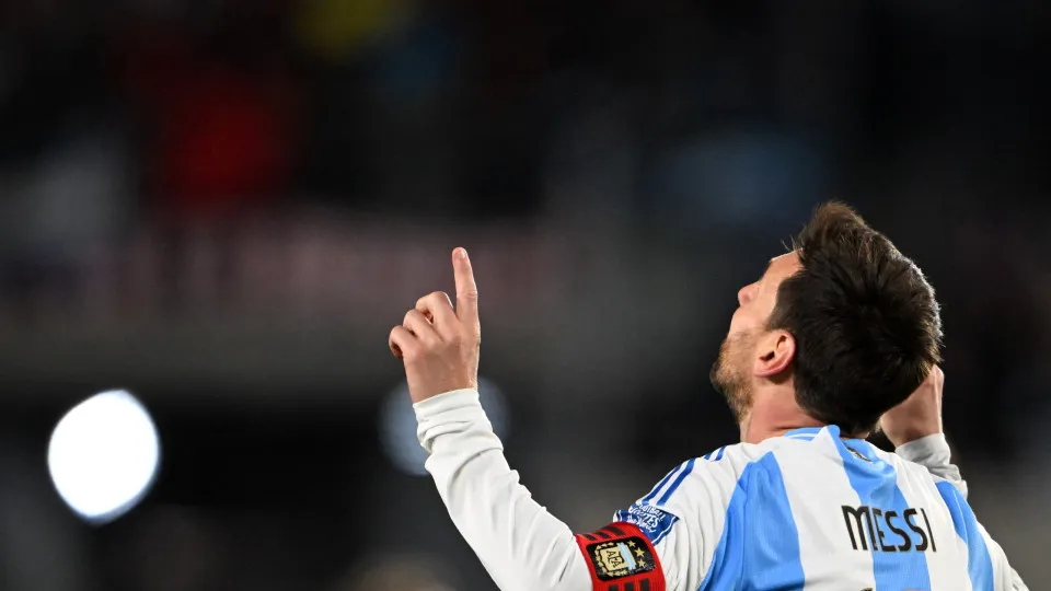 Messi vira maior artilheiro das copas e lidera Argentina em estreia