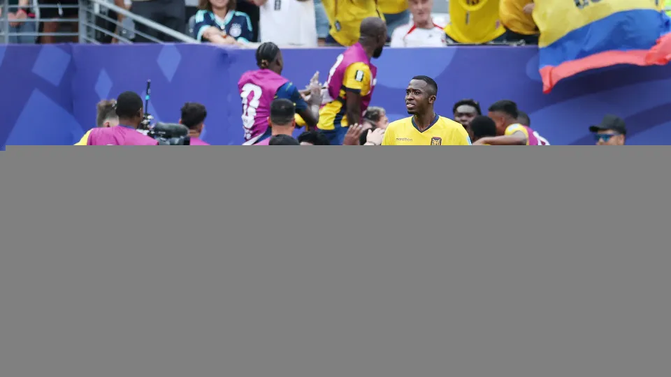 Equador vence Alemanha de virada e carimba vaga no mata-mata da Copa