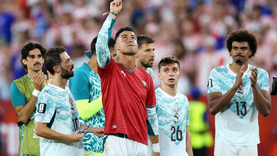 Cristiano Ronaldo chora ao homenagear Diogo Jota após vitória de Portugal