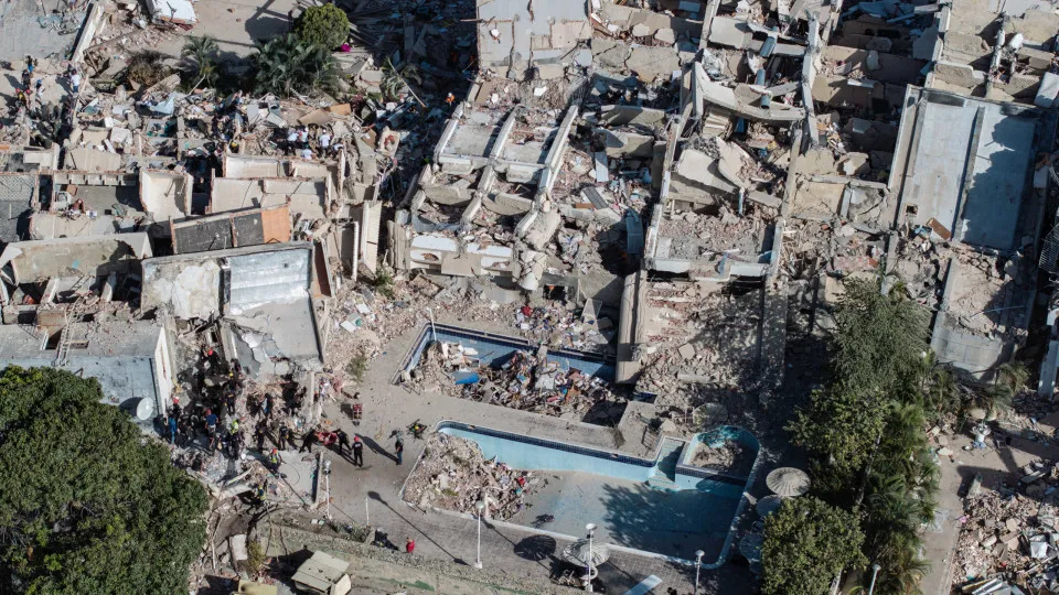 Caracas vive dividida entre normalidade e vidas arruinadas por terremoto