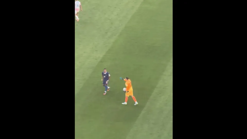 Goleiro do Paraguai foi ignorado por Mbappé e reação viraliza; veja