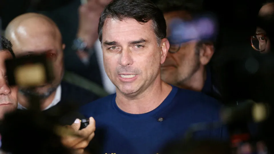 Flávio Bolsonaro chega aos Estados Unidos para audiência sobre tarifas