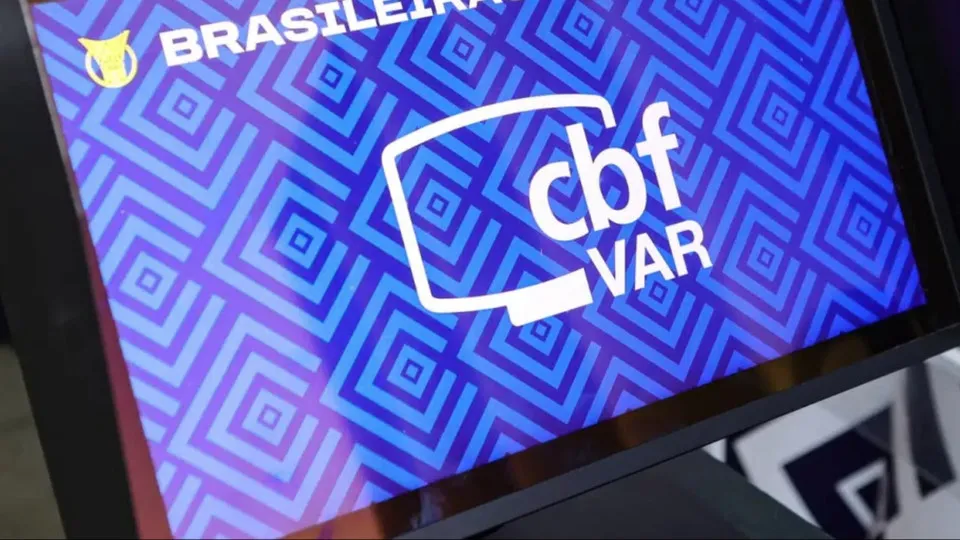 O que o novo 'mantra' da arbitragem diz sobre atuação do VAR no Brasileiro