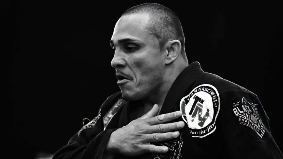 Lutador tetracampeão mundial de jiu-jitsu morre em acidente de moto