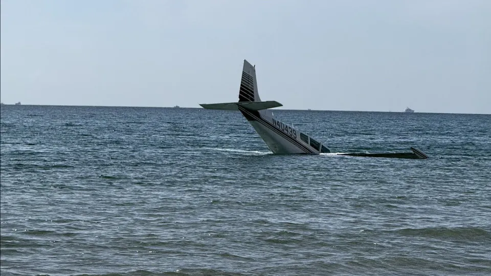 Aeronave faz pouso de emergência em plena praia na Florida