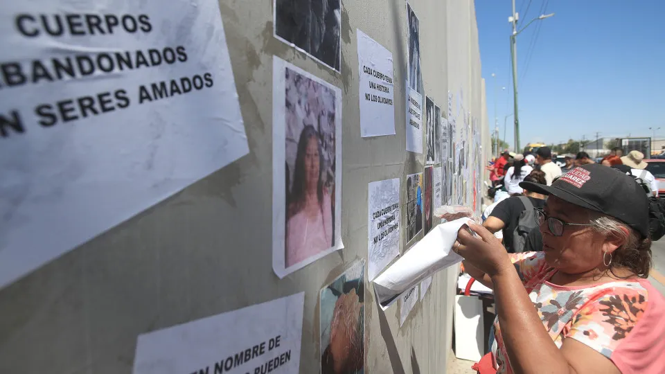 México enterra 117 corpos não identificados junto à fronteira com EUA