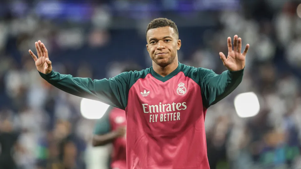 "Bola de Ouro é individual. Ninguém fez melhor do que eu", diz Mbappé