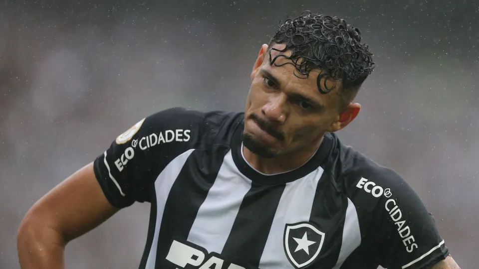 Tiquinho 'volta no tempo' e Botafogo bate Chapecoense na 1ª vitória de Tite