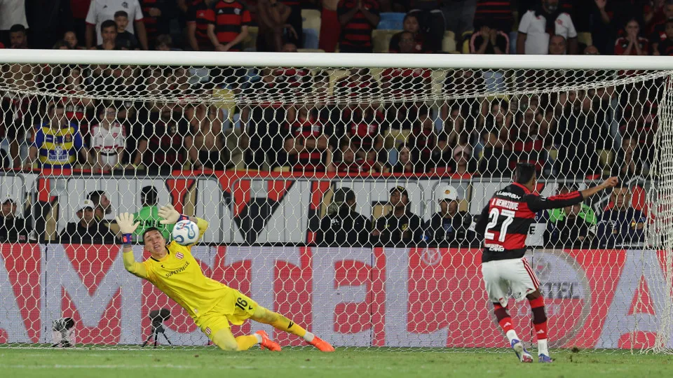 Quem é Muslera, goleiro que defendeu três pênaltis do Flamengo?