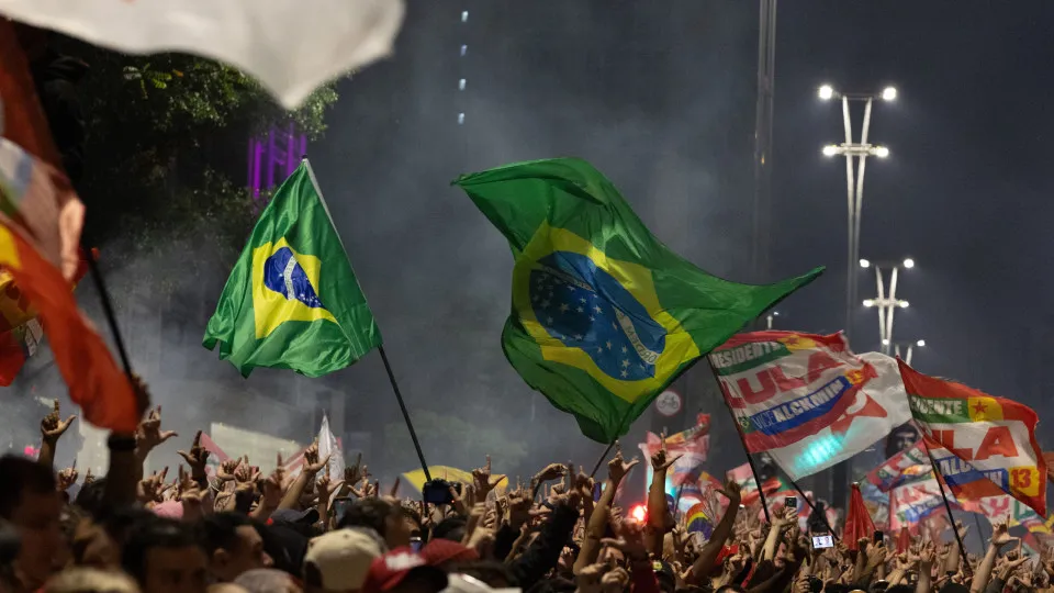 Vitória de Lula ensina Europa a conter "onda fascista"