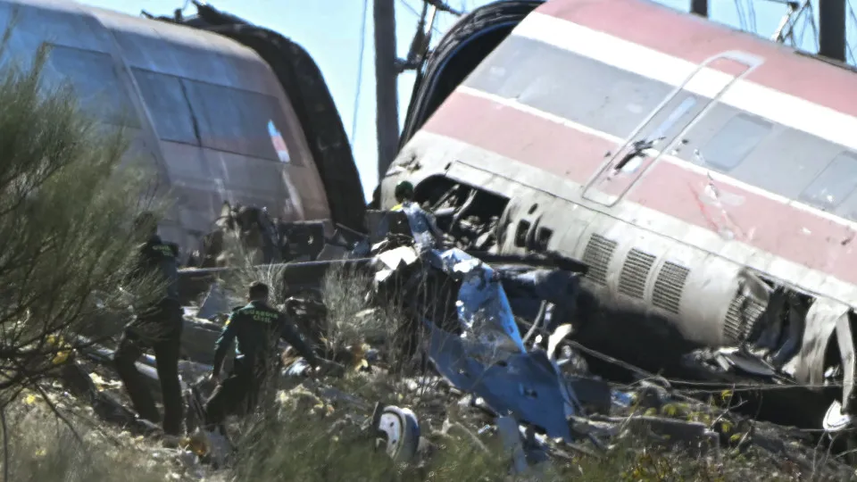 Trem que colidiu na Espanha trafegava entre 160 e 200 km/h, diz relatório preliminar