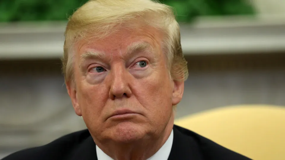 Trump usa governo de forma 'indevida' para proteger Flávio Bolsonaro, diz democrata