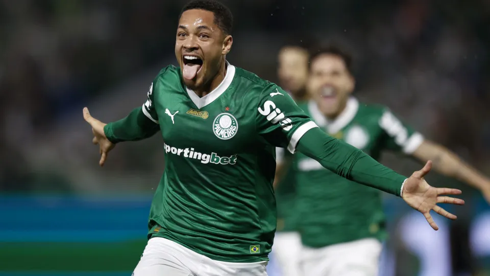 Vitor Roque faz nos acréscimos, Palmeiras bate São Paulo e é líder isolado